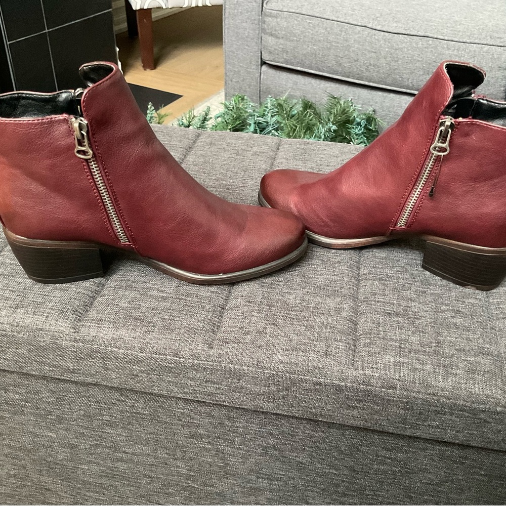 Elegant Maroon Ankle Boots with Zipper Size  size 7.5 or 38 euro